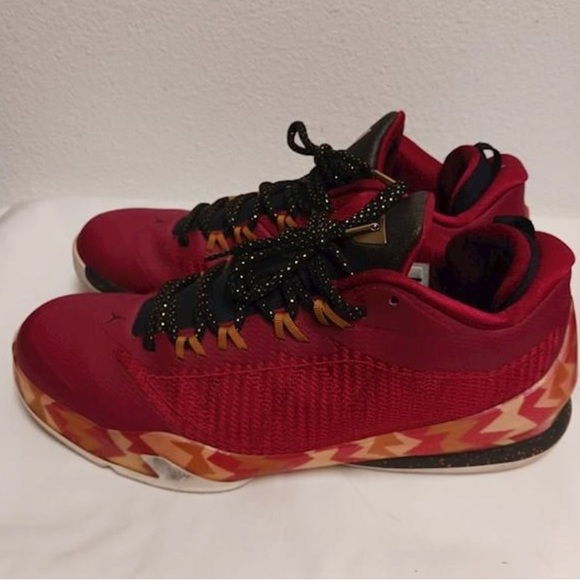 NIKE AIR JORDAN CP3.VIII CHRISTMAS
718448-625 Used - Picture 1 of 4